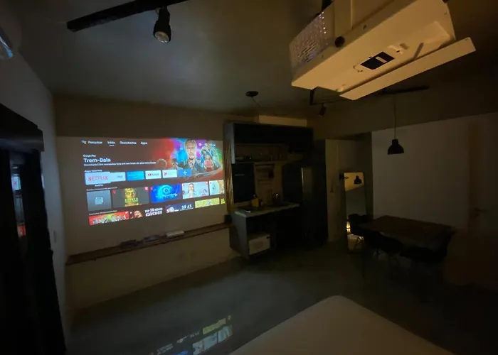 58 New Studio W/ Balcony, Fast Wifi And Movie Screen!