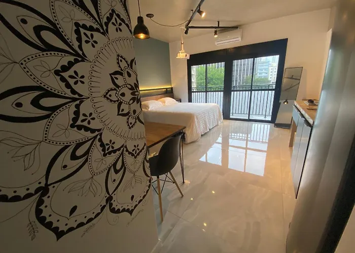 58 New Studio W/ Balcony, Fast Wifi And Movie Screen!